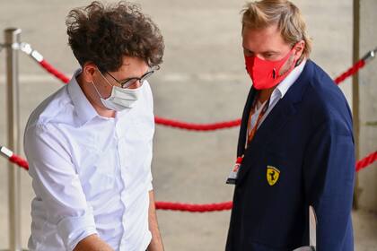 La llegada al paddock de Hungaroring del jefe de equipo de Ferrari, Mattia BInotto; el ingeniero suizo necesita revertir la situación de la Scuderia, porque en Maranello trascendió el nombre de Antonello Coletta como posible sucesor (Photo by JOE KLAMAR / AFP)