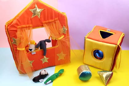 Teatro de títeres $628,50 y Cubo de encastre $561 de Ainé