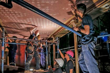 En la restauración participan unas 300 personas, y combinan tecnología con tareas artesanales; intervienen 60 restauradores (20 del equipo liderado por Cristina Lancellotti y 40 pasantes de las universidades Nacional de Córdoba y Provincial)