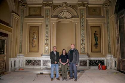  Daniel Rey, Secretario de Arquitectura; Cristina Lancellotti, responsable del equipo de restauración, y Fabio Grementeri, integrante de la Comisión Nacional de Museos, en el foyer del Teatro