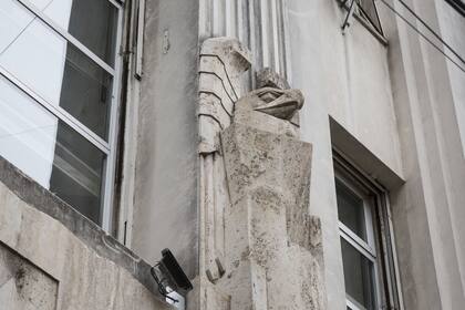 Teatro Empire. La planta baja está flanqueada por un par de esculturas de bulto que representan águilas geometrizadas