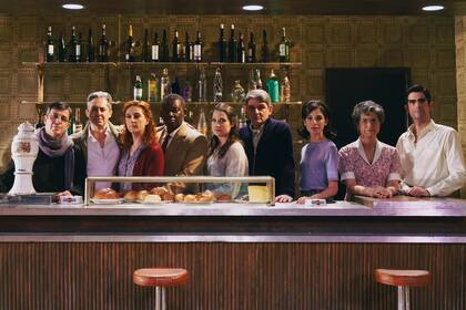 El bar que se tragó a todos los españoles, un texto brillante de Alfredo Sanzol, interpretado por un magnífico elenco en una ampulosa escenografia