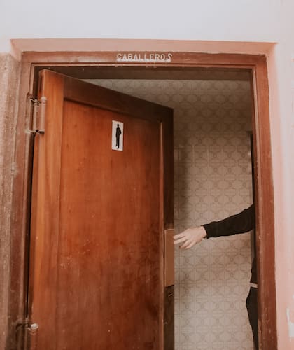 Las puertas de los baños y los azulejos son algunos de los objetos que seguirán presente formando parte de la historia del Teatro San Carlos