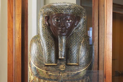 Tebas del oeste: Un ataúd de madera policromada que representa al fallecido en forma de momia