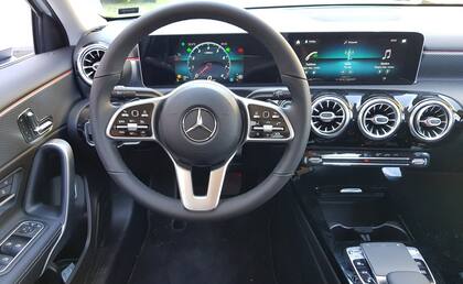 Techie. Las grandes pantallas son las protagonistas del interior del Mercedes-Benz Clase A Sedan