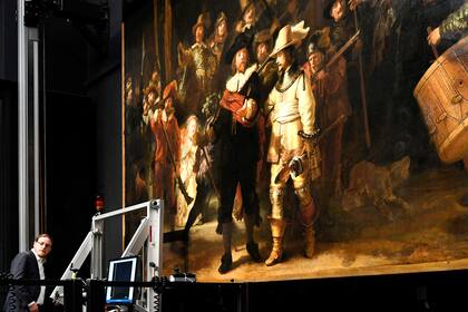 Tcnicos e investigadores revisan los equipos para comenzar a estudiar la obra de Rembrandt