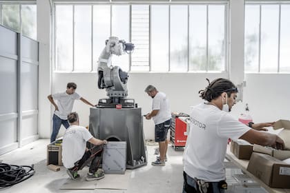 Operarios ensamblan un robot que esculpe en mármol en una empresa italiana