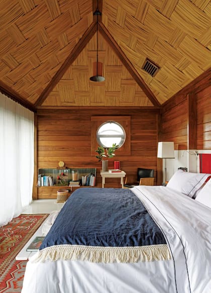 “Mi dormitorio tiene un techo de junco tejido in situ con mucha paciencia. Yo predico en contra de la ansiedad. No está bueno vivir en un lugar que armaste a las apuradas”, explica Aguirre.