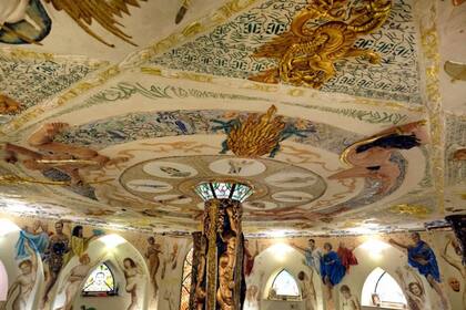 Techo del Salón de los Metales, que representa las diferentes edades y etapas de desarrollo de la humanidad y los elementos sombríos de la psique humana