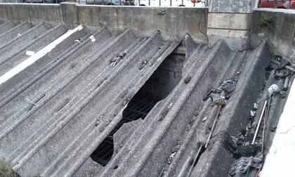 Techo fibrocemento roto en Primera Junta (Caballito, Línea A)
