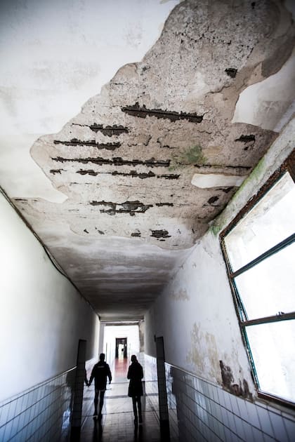 Techos que filtran el agua en el instituto Rosell