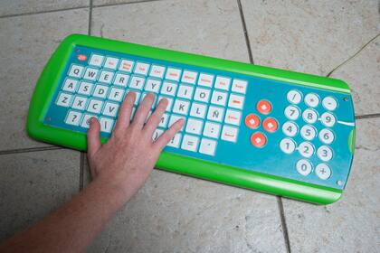 Teclado especialmente diseñado para niños que presentan dificultades en la movilidad del miembro superior y/o baja visión.