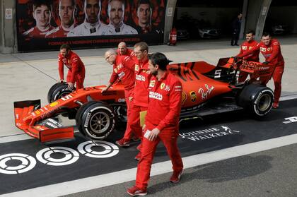 Técnicos de Ferrari junto al auto de Vettel