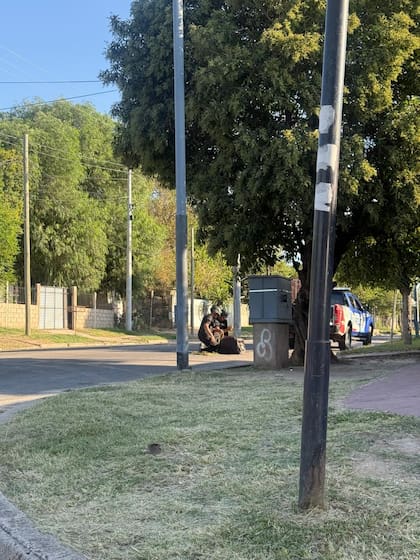 Técnicos del Departamento Explosivos trabajando en la extracción de la granada arrojada a la camioneta policial