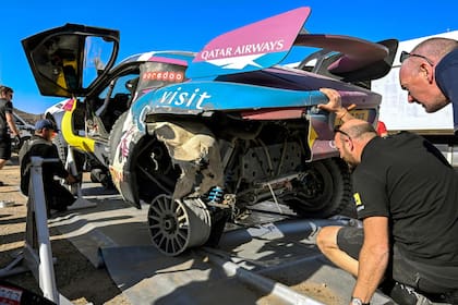 Técnicos inspeccionan el Hunter del qatarí Nasser Al-Attiyah para identificar las piezas por reparar después de una intensa jornada; el príncipe intentará sumar su sexta victoria en el Dakar y emparejar a a Ari Vatanen y Pierre Lartigue.
