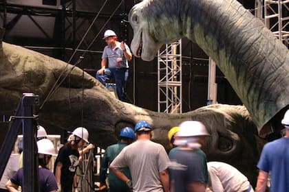 Técnicos trabajando en uno de los modelos de dinosaurio del film