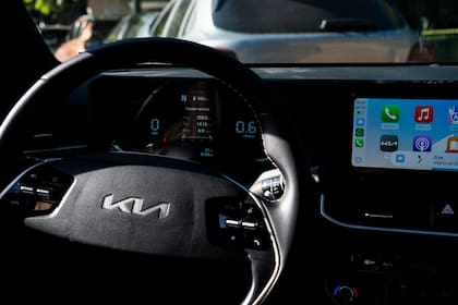 Tecnología a bordo: pantalla táctil de 10,25”, conectividad inalámbrica y tablero digital.