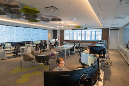 Tecnología aplicada. Gemelos digitales, simuladores y mantenimiento predictivo impulsan una cultura de mejora continua y excelencia operativa.