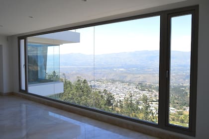 Tecnoperfiles ofrece el máximo aislamiento termoacústico, resistencia al viento, al fuego, estanquidad, seguridad y resistencia al impacto de los agentes químicos y biológicos.