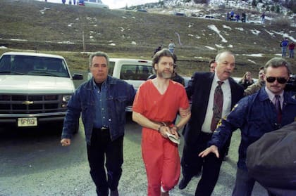 Ted Kaczynski, trasladado tras su arresto en Helena, Montana, el 4 de abril de 1996