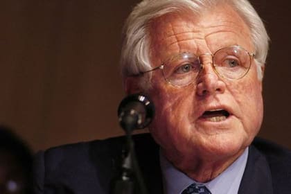Ted Kennedy, único hermano varón de JFK que no tuvo una muerte trágica, igual vivió una desgracia personal
