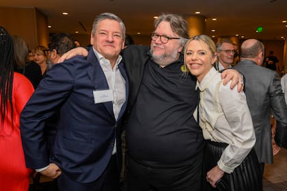 Ted Sarandos de Netflix, el director Guillermo del Toro y su mujer Kim Morgan 