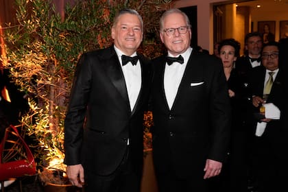 Ted Sarandos y David Zaslav, los hombres fuertes de Netflix y Warner Bros. Discovery, respectivamente, el 11 de enero pasado en Hollywood
