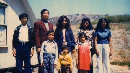 Ted, su esposa y sus tres hijos (a la izquierda) también llegaron a Camp Pendleton.