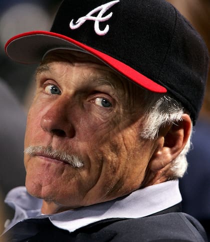 Ted Turner, en una imagen de 2004 luciendo la gorra de los Atlanta Braves