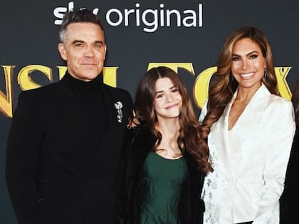 Teddy, la hija de Ayda Field y Robbie Williams, en el estreno de la película Una Navidad diferente