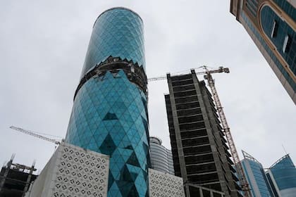 Teherán atacó a sus vecinos del golfo Pérsico en respuesta a los ataques de Israel y EE.UU., tal como se ve en esta imagen de un edificio dañado en Baréin.