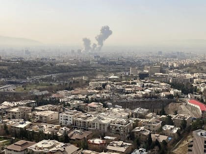 TEHERÁN (IRÁN), 28/02/2026.- Una columna de humo emerge del centro de Teherán tras un ataque israelí este sábado. Irán anunció este sábado el cierre de su espacio aéreo después de que se escucharan varias explosiones en diversos puntos de Teherán y de que Israel informara de que ha lanzado un ataque preventivo contra el país persa. EFE/ Mehrnews SOLO USO EDITORIAL/SOLO DISPONIBLE PARA ILUSTRAR LA NOTICIA QUE ACOMPAÑA (CRÉDITO OBLIGATORIO). PROHIBIDO SU USO POR MEDIOS ISRAELÍES