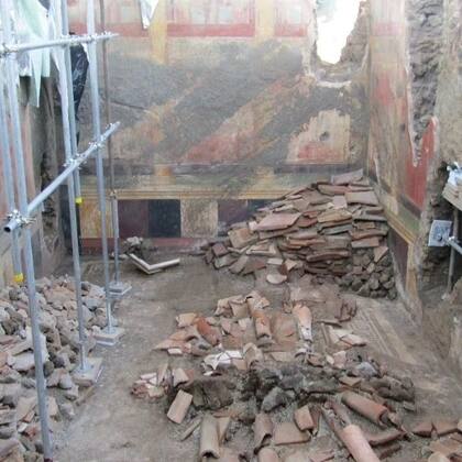 Tejas, bloques de piedra y herramientas de trabajo, fueron algunas de las cosas que hallaron al excavar una vieja manzana de casas que nunca llegaron a terminarse