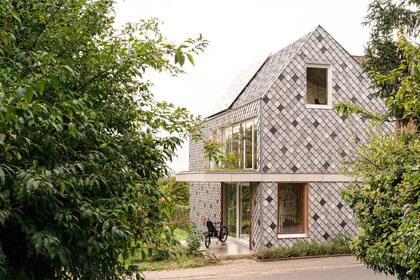 Tejas para fachada fabricados con 100% de residuos de PVC reciclado, diseñados por FRONT. Son durables, ignífugos y reutilizables, especialmente útiles para aplicaciones exteriores