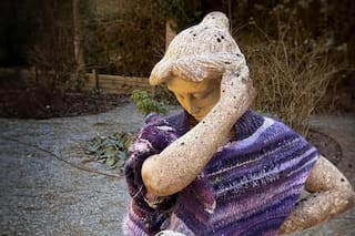 Un grupo de tejedoras protestaron por estatuas de mujeres desnudas: las vistieron y ahora la gente se para a verlas