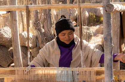 Tejen prendas con calidad internacional, 100% artesanales, sustentables y basadas en comercio justo