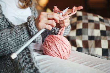 Tejer es beneficioso para la salud: conocé lo mejor de esta práctica