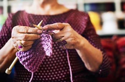 Tejer es beneficioso para la salud: conocé lo mejor de esta práctica