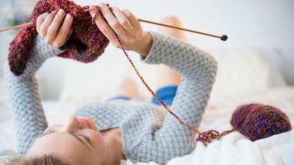 Tejer es beneficioso para la salud: conocé lo mejor de esta práctica