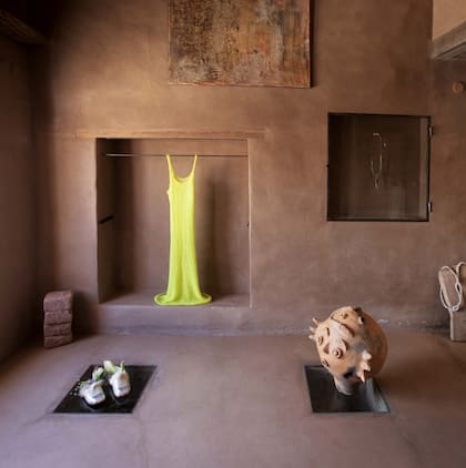 Tejido Mohair de Al borde llama y cerámica Wichí de Espíritu del Suri de Eugenio Méndez del Centro Cultural Tewok, en Uncu Espacio.