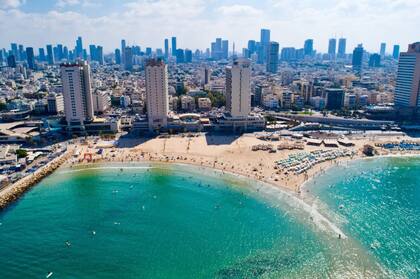Tel Aviv es una moderna ciudad en la costa del Mediterráneo de Israel. La ciudad experimentó un gran desarrollo gracias al auge de empresas tecnológicas