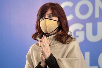 TELAM 01072021 La vicepresidenta Cristina Fernández de Kirchner lamentó esta tarde que el anterior gobierno no haya continuado con el programa Conectar Igualdad, de entrega de computadoras a alumnos y alumnas de todo el país, y agregó que el coronavirus nos encontró "patas para arriba" apenas asumida la actual gestión. foto Presidencia de la Nacion CF