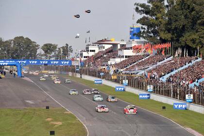 Tribunas repletas. El Turismo Carretera en el Autódromo de Buenos Aires, una postal de la popularidad de la categoría