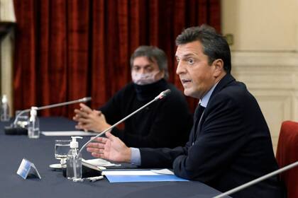 Télam 13/05/2021 Buenos Aires: El diputado Máximo Kirchner, junto al presidente de la Cámara Baja, Sergio Massa, luego de la presentación del proyecto de ley que beneficia a más de 3 millones de argentinos y argentinas, se trata de un alivio para usuarios de varias provincia. Foto: Prensa Diputados