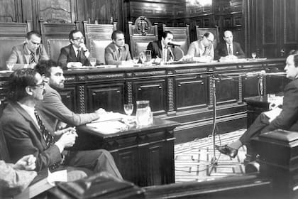 Julio César Strassera, Luis Moreno Ocampo y los jueces de la Cámara Federal durante el Juicio a las Juntas, en abril de 1985