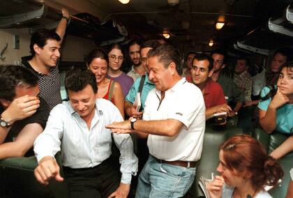 Ramón Ortega y Eduardo Duhalde, durante la campaña que hicieron arriba de un tren en 1999