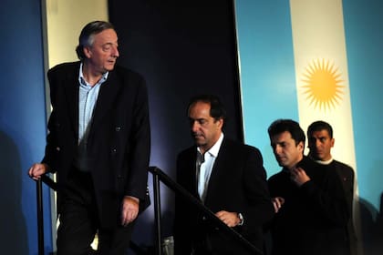 Néstor Kirchner, acompañado por Daniel Scioli y Sergio Massa en la madrugada de su derrota electoral