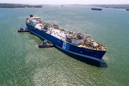 Télam. El buque regasificador que la semana próxima amarrará en el puerto de Bahía Blanca para inyectar gas natural a la red durante los meses de invierno, llegó ayer a aguas nacionale