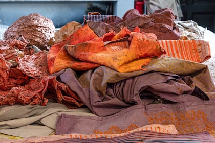 Telas intervenidas en su taller