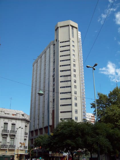 Telecom solía tener oficinas en el Edificio Costanera, en la esquina de Avenida Las Heras y Agüero.